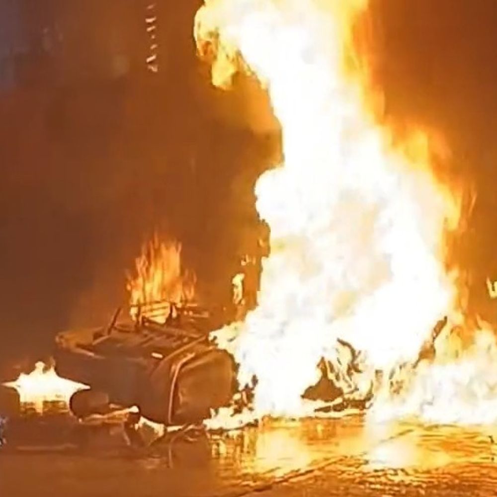 गोंडा में चलती मोटरसाइकिल में लगी भीषण आग, VIDEO:चालक ने कूदकर बचाई जान, पेट्रोल ओवरफ्लो होने से हुआ हादसा