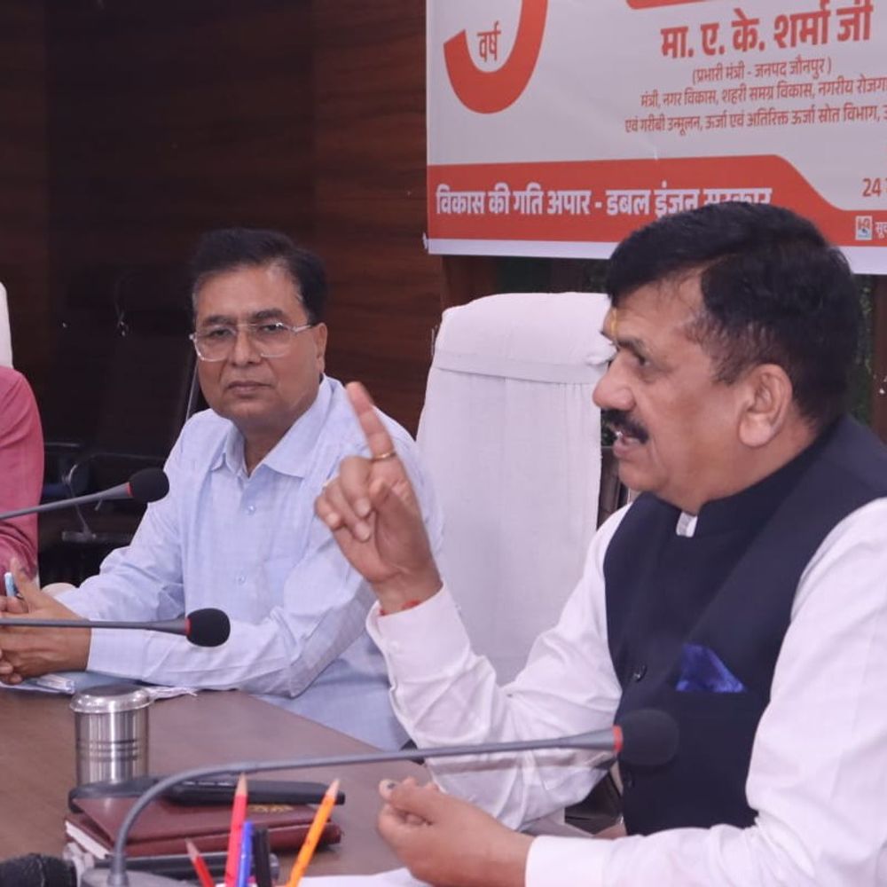 डीएम ने अवैध कट बंद करने के दिए निर्देश:सड़क सुरक्षा समिति की बैठक में यातायात सुधार पर जोर