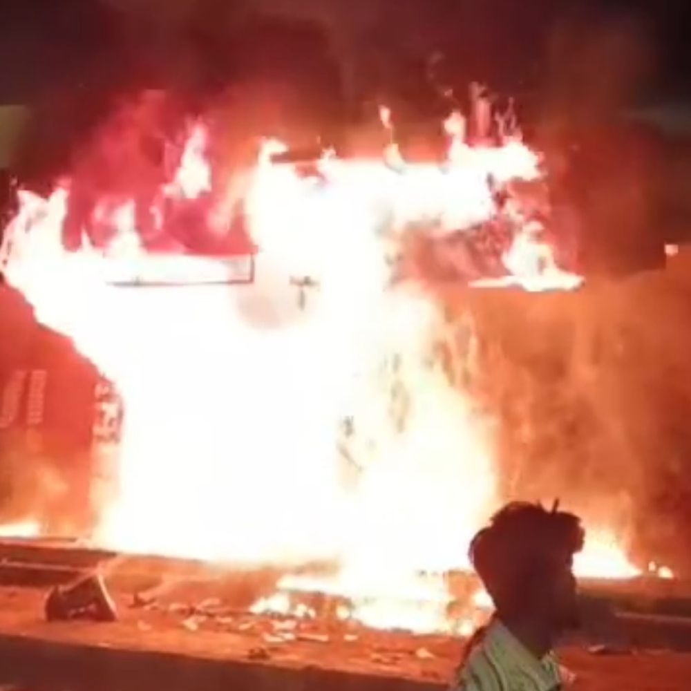 मेरठ के सूर्य प्लाजा में लगी भीषण आग:दो मोबाइल दुकानें जलकर खाक, 10 लाख का नुकसान