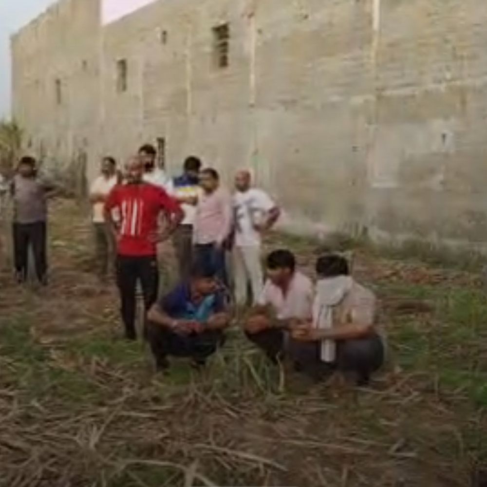 ग्रेटर नोएडा में दो मंजिला मकान ढहा:भवन खाली होने से टला बड़ा हादसा, कोई जनहानि नहीं