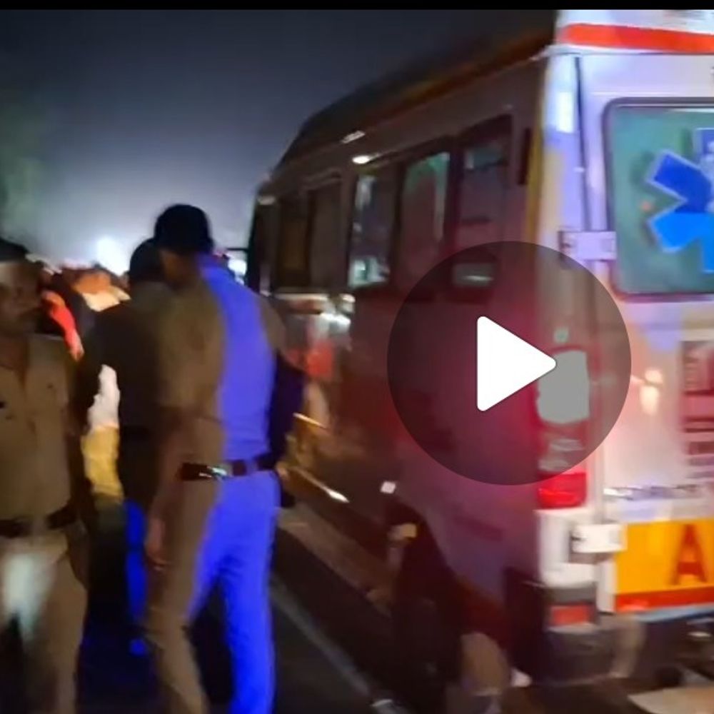 बहराइच में सड़क हादसा, बाइक सवार तीन की मौत:टायर फटने से अनियंत्रित पिकअप बाइक पर पलटी