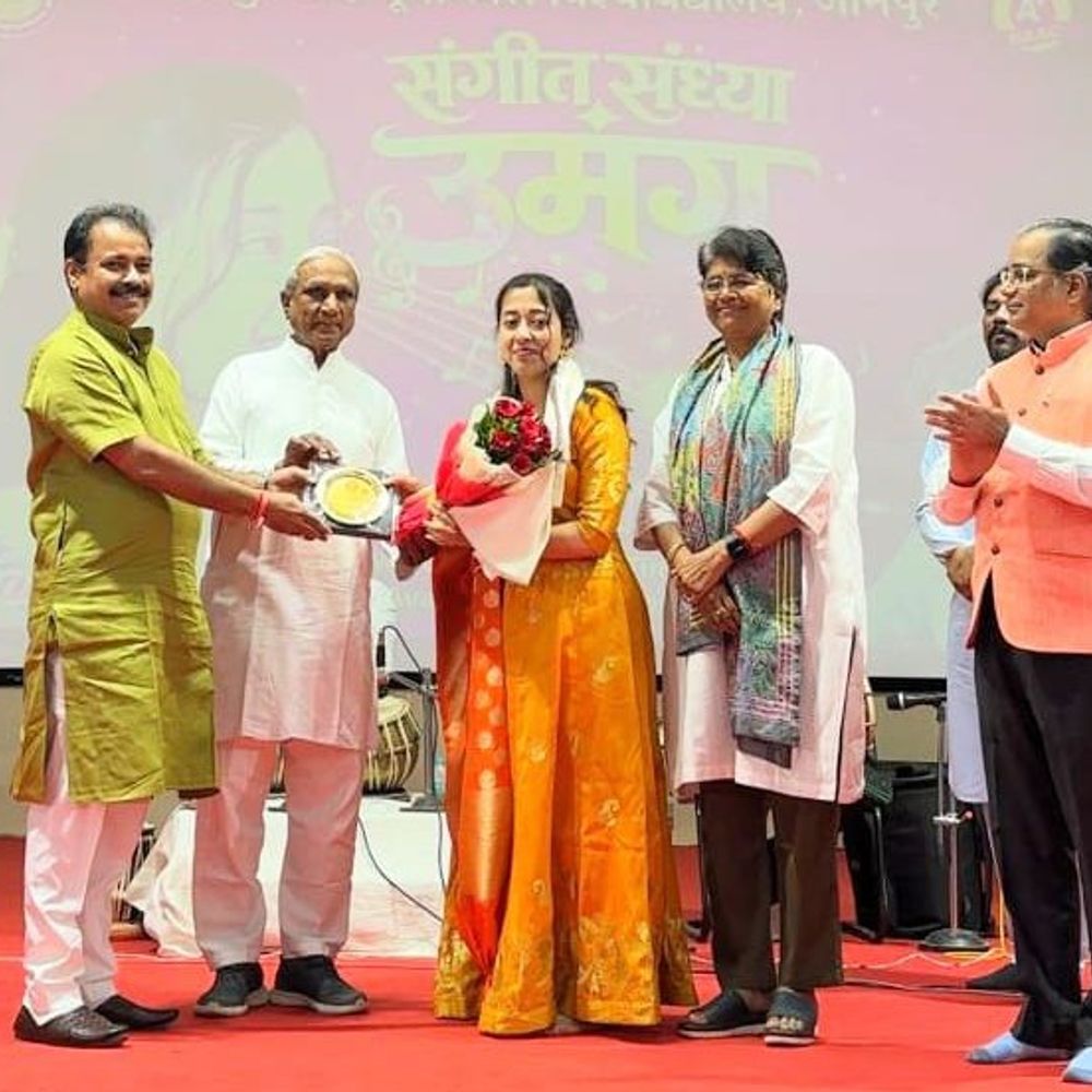 जौनपुर में संगीत संध्या उमंग:पूर्वांचल विश्वविद्यालय में गायिका पल्लवी मुखर्जी गाया होश वालों को खबर क्या