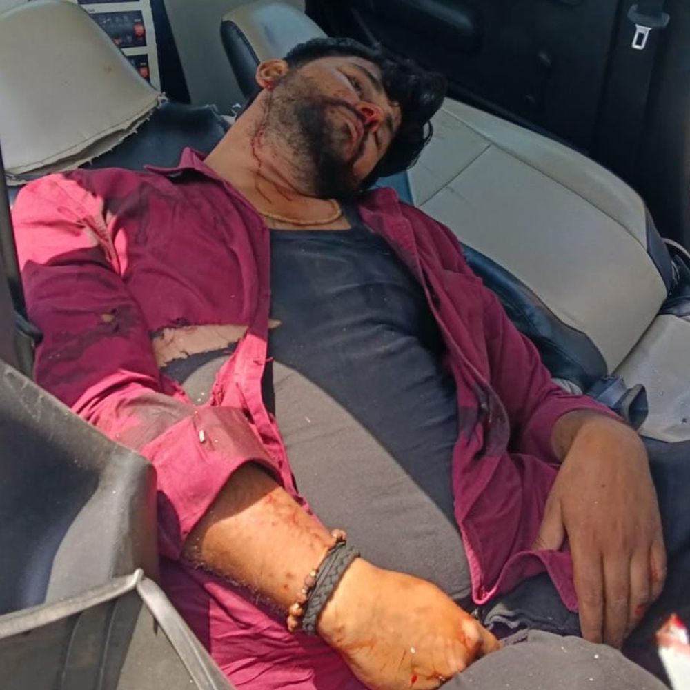 फिरोजाबाद में भीषण सड़क हादसा, कार चालक की मौत:मक्खनपुर क्षेत्र में वैगनआर और मैक्स पिकअप की टक्कर, चार लोग गंभीर घायल