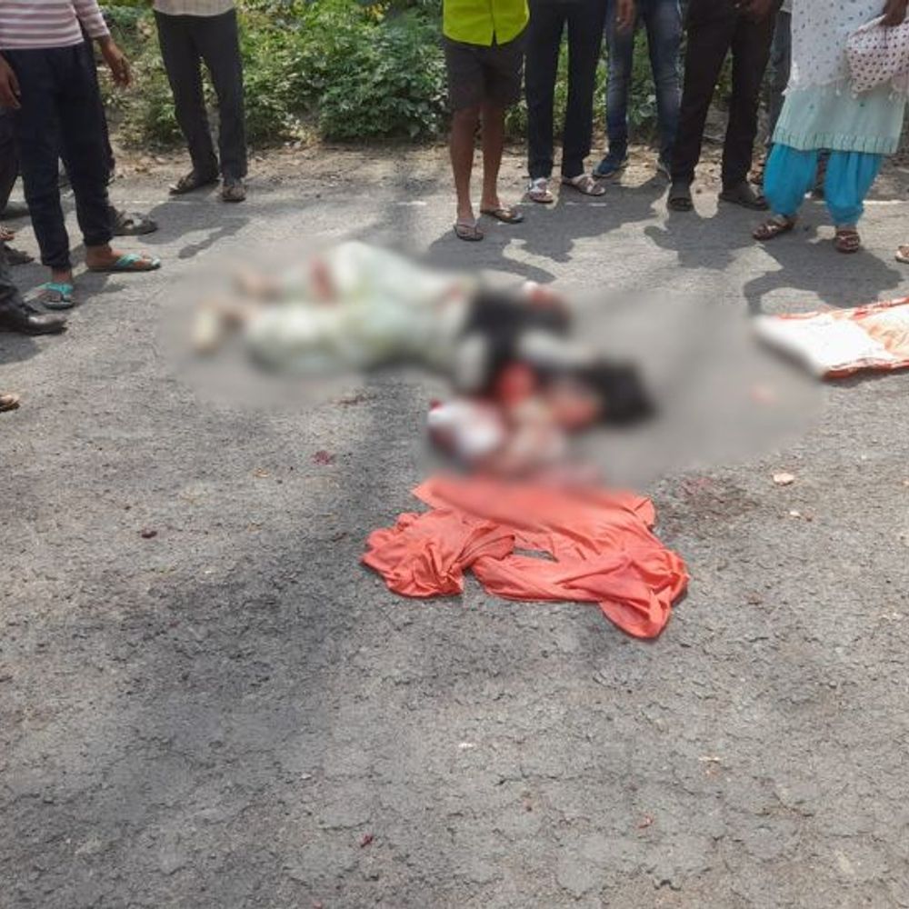 डीसीएम की टक्कर से बाइक सवार मां-बेटी की मौत:लखीमपुर-खीरी के सिकंदराबाद भटूरा मार्ग पर हादसा, पति समेत 7 घायल