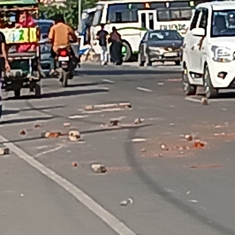 बरेली में दो पक्षों में टकराव:दोनों परिवार के विवाद में सड़क पर पथराव, पुलिस ने संभाली स्थिति