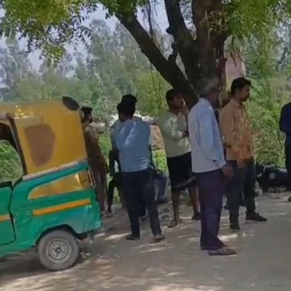 हरदोई में ऑटो-बाइक टक्कर, 2 वर्षीय मासूम की मौत:मां की गोद से गिरा बच्चा, बाइक सवार दो लोग घायल