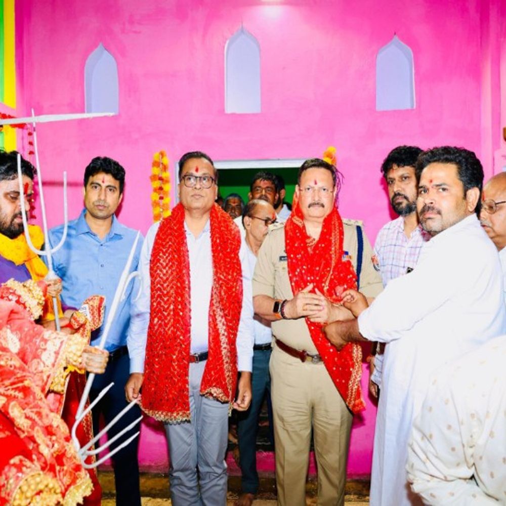 शाहजहांपुर में दुर्गा माता मंदिर की सुरक्षा परखी:डीएम-एसपी ने की पूजा, सीसीटीवी और बैरिकेडिंग का निरीक्षण किया