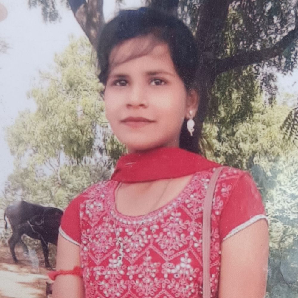 ओवरलोड ट्रैक्टर ने मां-बेटी को मारी टक्कर, युवती की मौत:फतेहपुर में ट्रैक्टर का पहिया निकलने से हुआ हादसा, पेट्रोल पंप किनारे खड़ीं थी दोनों