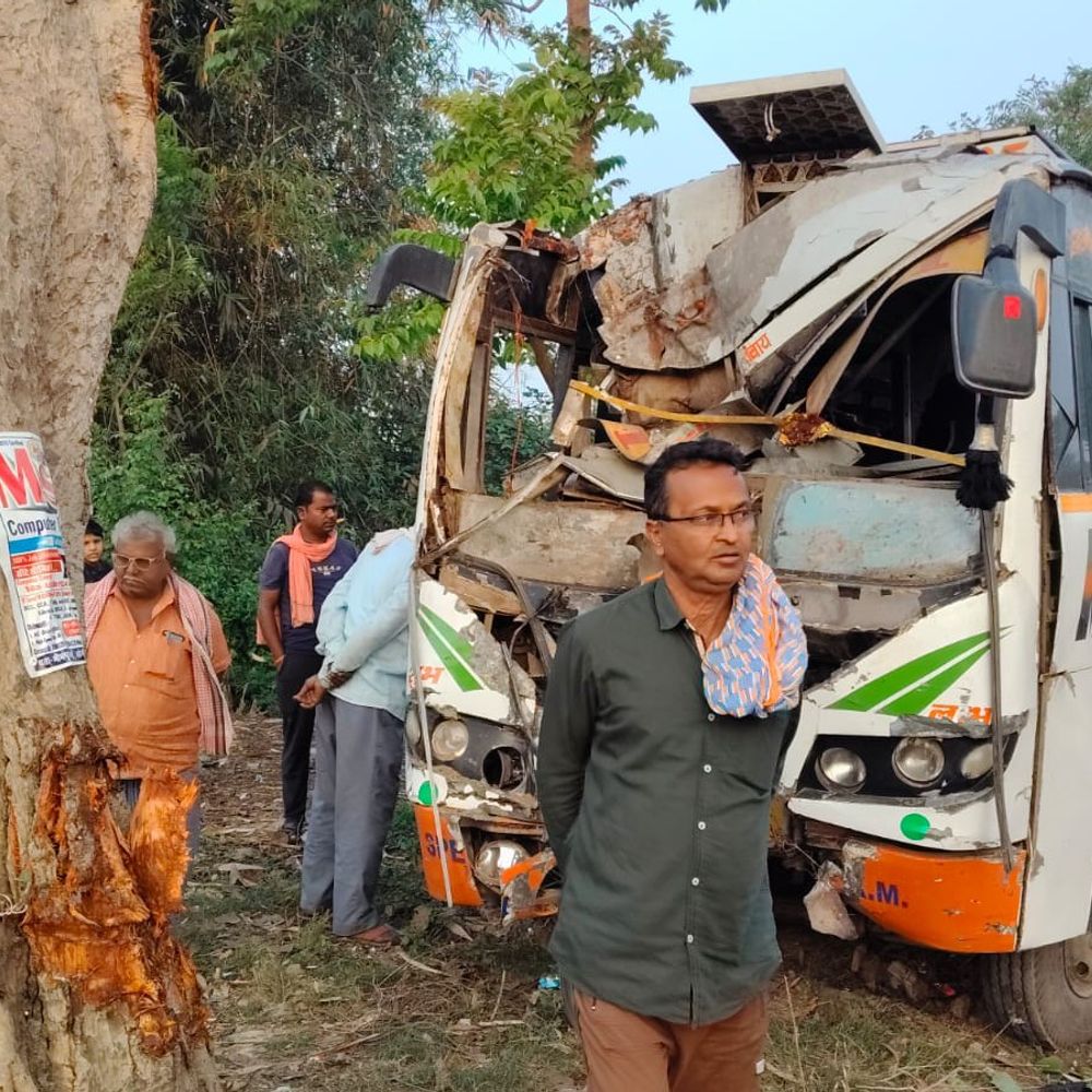 मऊ में श्रद्धालुओं से भरी बस पेड़ से टकराई:40 यात्री गंभीर घायल, अयोध्या से महायज्ञ से लौटते समय हुआ हादसा