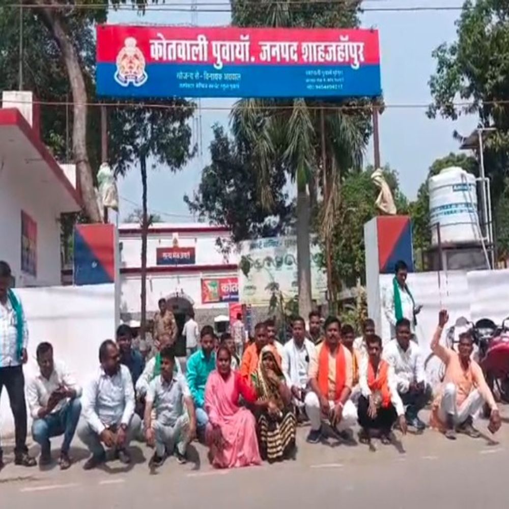 शाहजहांपुर में महिला से मारपीट, जातिसूचक गाली-गलौज का आरोप:कार्रवाई न होने पर हिंदूवादी संगठन का धरना, पुलिस ने दिया आश्वासन