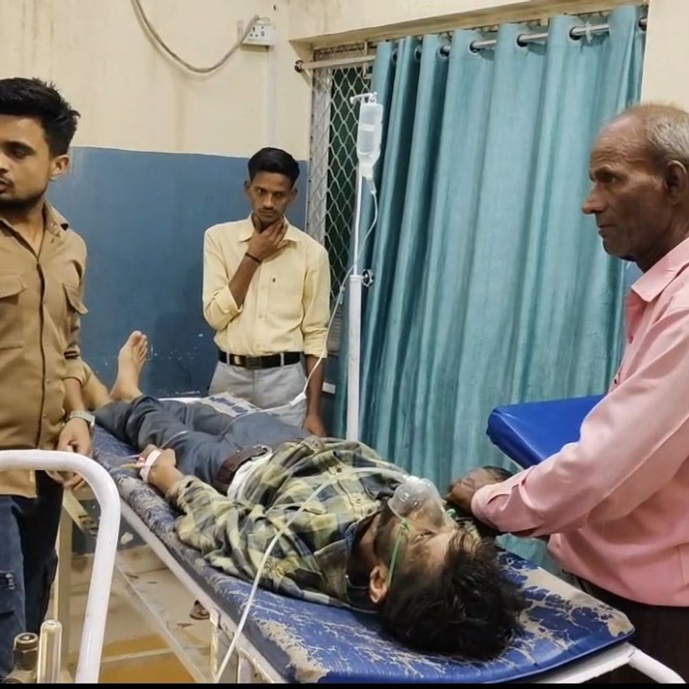 ट्रैक्टर की टक्कर से बाइक सवार का हाथ कट गया:बांदा में गंभीर हालत में मेडिकल कॉलेज रेफर, स्वराज कॉलोनी के पास घटना