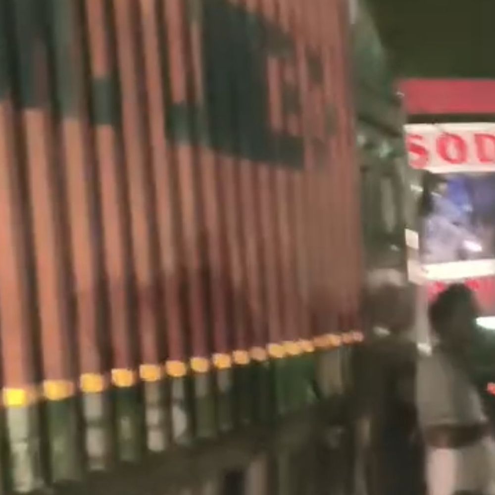 बारातियों से भरी बस को कैंटर ने मारी टक्कर:हाथरस में 10 लोग घायल, आगरा-अलीगढ़ हाईवे पर हुआ हादसा