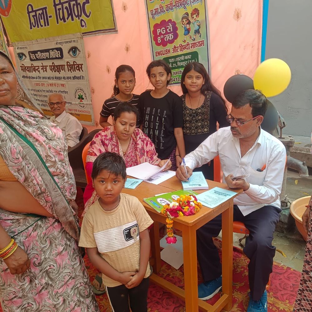 चित्रकूट में निःशुल्क नेत्र शिविर, 356 लोगों की जांच:150 को चश्मे मिले, 14 मरीज ऑपरेशन के लिए जानकीकुंड रेफर