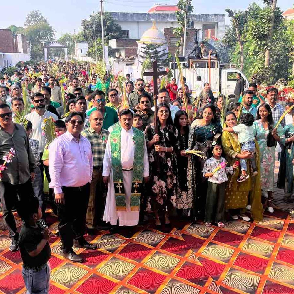 गोरखपुर में पाम संडे पर निकला जुलूस और प्रार्थना:बड़ी संख्या में श्रद्धालु शामिल, पवित्र सप्ताह की शुरुआत का दिया संदेश
