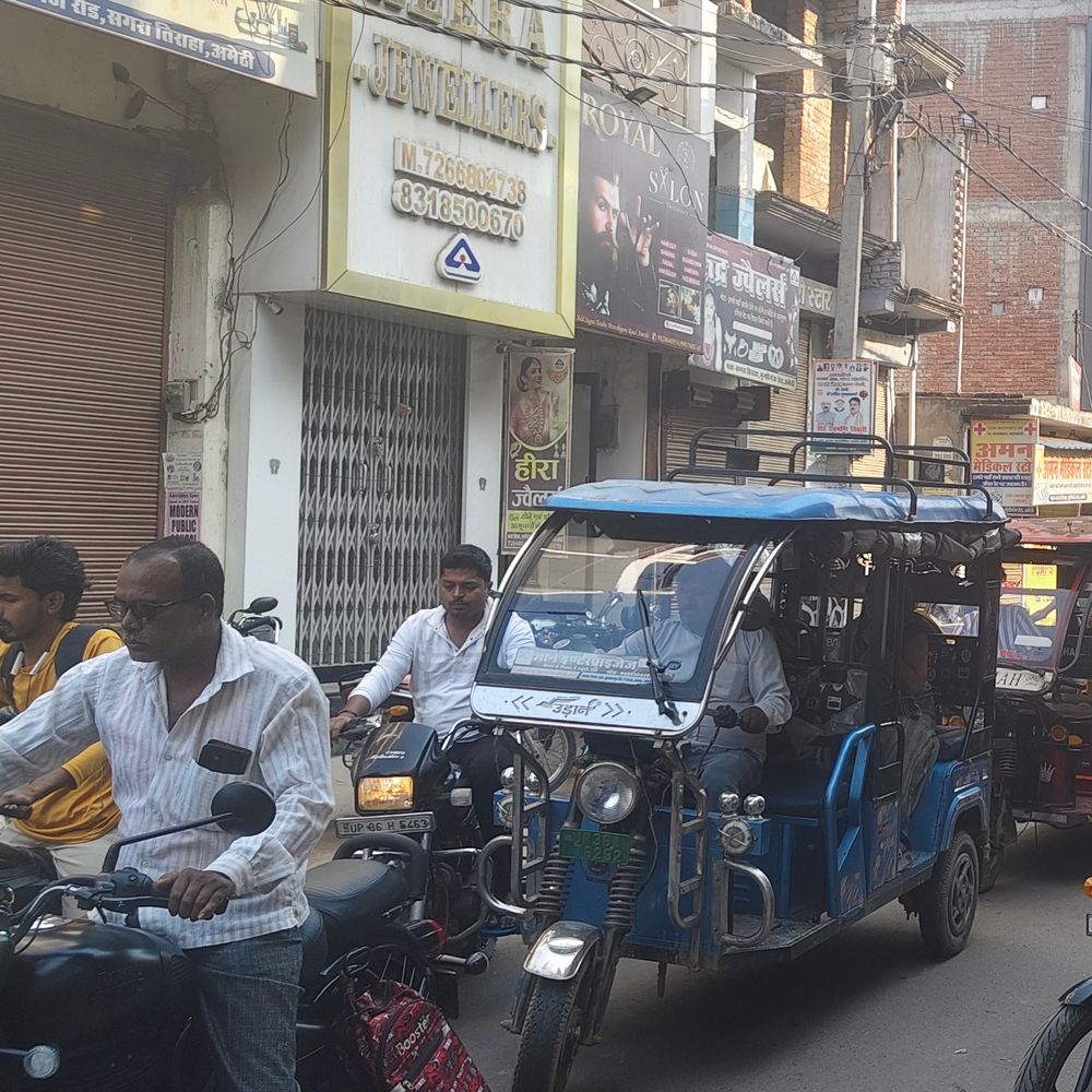 अमेठी के सगरा तिराहे पर सब्जी-मंडी के कारण रोजाना जाम:थोक सब्जी मंडी से सुबह 11 बजे तक आवागमन बाधित, लोग परेशान