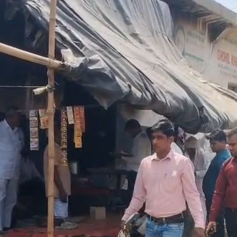 संभल में लोग खुद तोड़ रहे अवैध मदरसा-मस्जिद:साढ़े तीन बीघा सरकारी भूमि पर 16 अवैध निर्माण, दो स्कूल भी शामिल