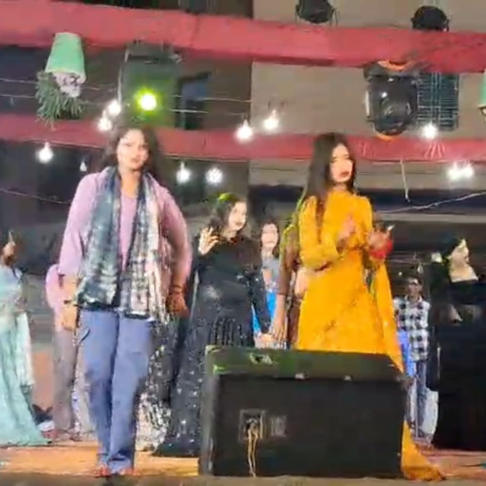 फतेहपुर मंदिर वार्षिकोत्सव में बार बालाओं का डांस, VIDEO:कोतवाली से 200 मीटर दूर है मंदिर, दो दिन तक चलता रहा कार्यक्रम