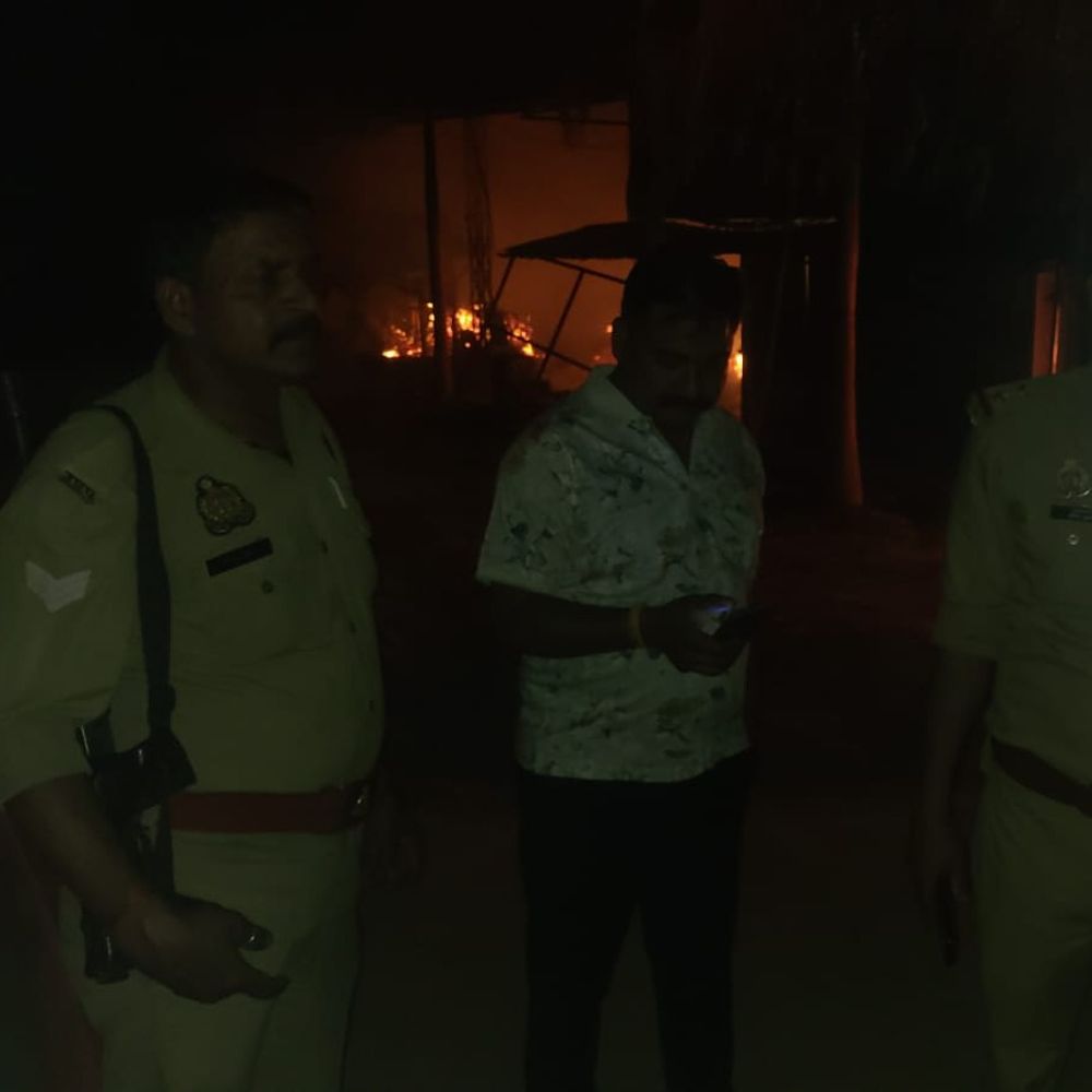 अगरबत्ती कारखाने में भीषण आग:कानपुर में एक घंटे बाद भी नहीं पहुंची फायर ब्रिगेड, ग्रामीणों ने मोर्चा संभाला