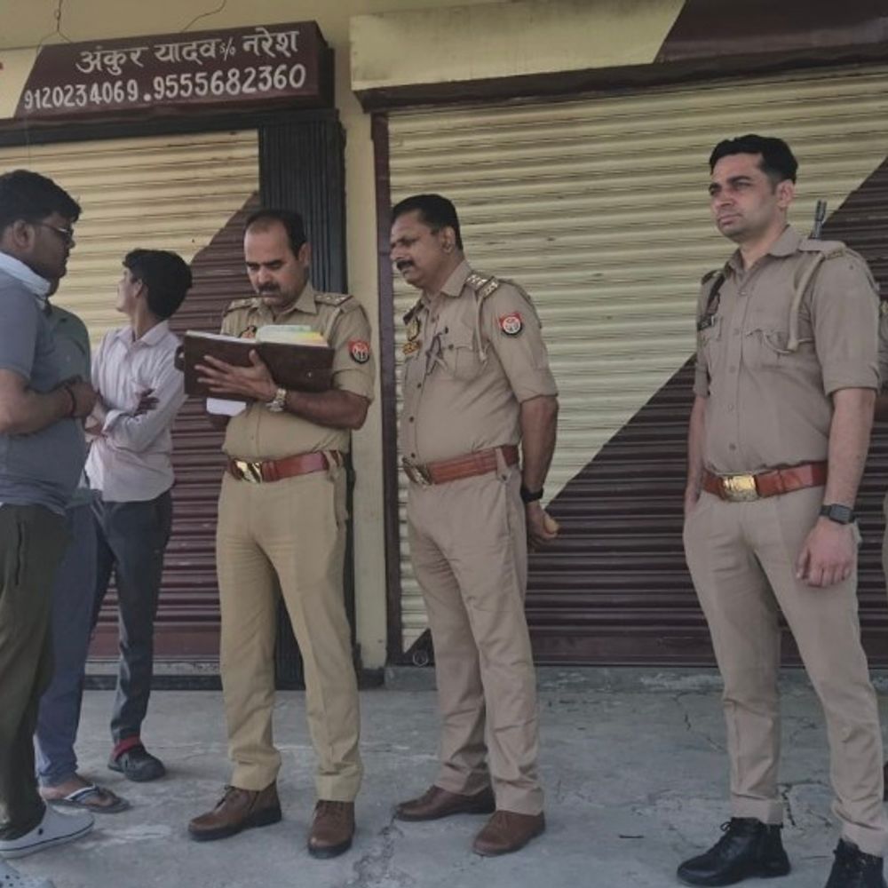 हरदोई में ज्वैलर्स की दुकान से चोरी:सोने-चांदी के जेवर व सिक्के लेकर फरार, पुलिस कर रही तलाश