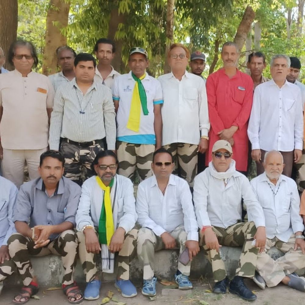 ललितपुर में सड़कों की खराब मरम्मत पर प्रदर्शन:पेयजल पाइप लाइन के लिए खोदी गई सड़कों की गुणवत्ता को लेकर लोगों में आक्रोश