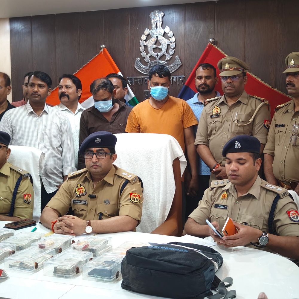 संतकबीर नगर में नकली सोना देकर 8 लाख की ठगी:होमगार्ड समेत दो गिरफ्तार, पुलिस वर्दी का किया गया इस्तेमाल