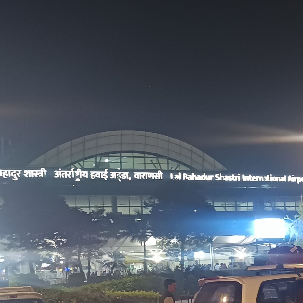 लैंडिग के वक्त विमान का गेट खोलने की कोशिश:वाराणसी में पायलट तुरंत हवा में ले गया प्लेन, आरोपी बोला- मुझ पर भूत का साया