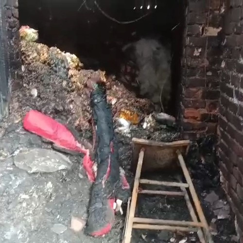 मथुरा में लड्डू गोपाल पोशाक गोदाम में आग:शॉर्ट सर्किट से लाखों का सामान जला, कई लोगों की आजीविका प्रभावित