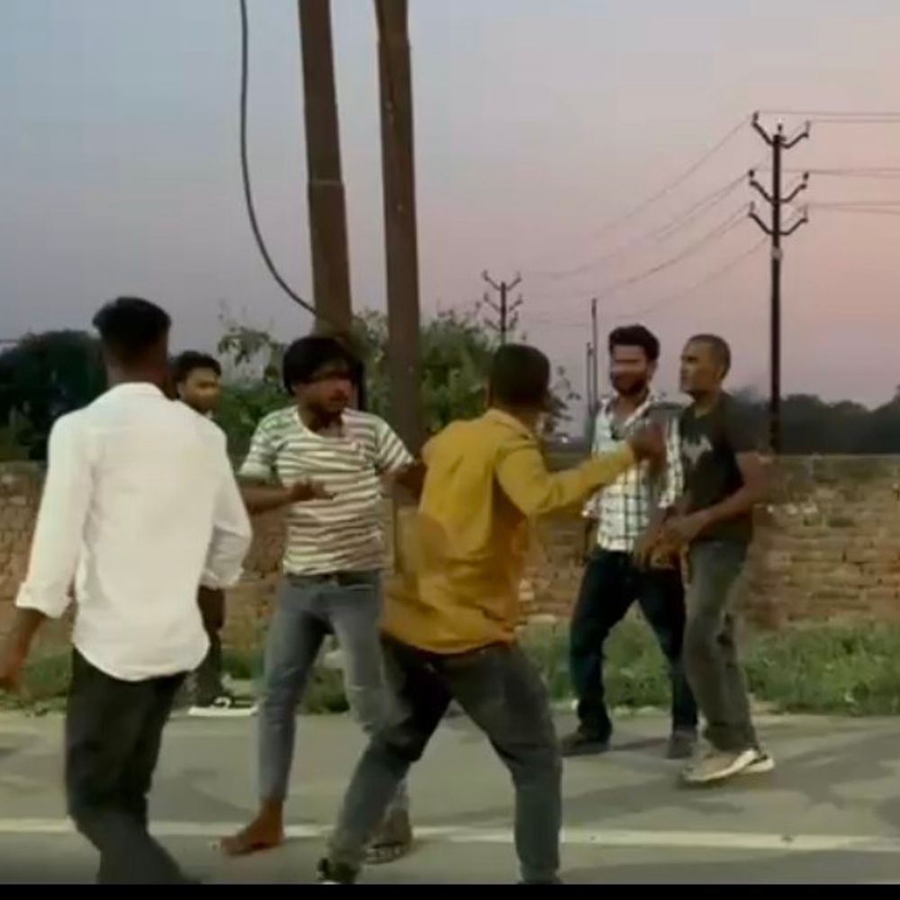 ₹10 किराए को लेकर ऑटो चालक की पिटाई:मऊ में बीच सड़क पर बेल्ट से पीटा, लोगों ने किया बीच-बचाव