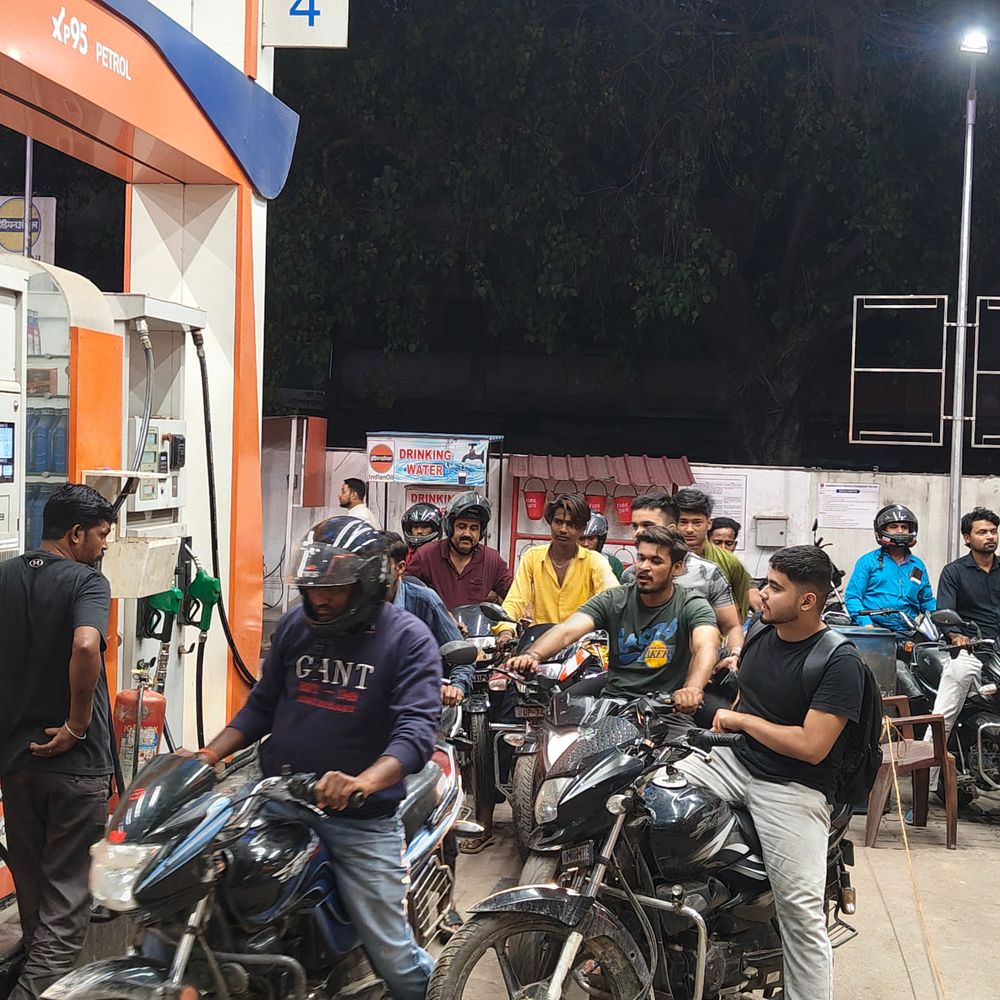 सीतापुर में डिब्बों में नहीं मिलेगा पेट्रोल-डीजल:डीएम ने अवैध भंडारण रोकने के लिए सख्त आदेश जारी किए, भीड़ पर लगी लगाम