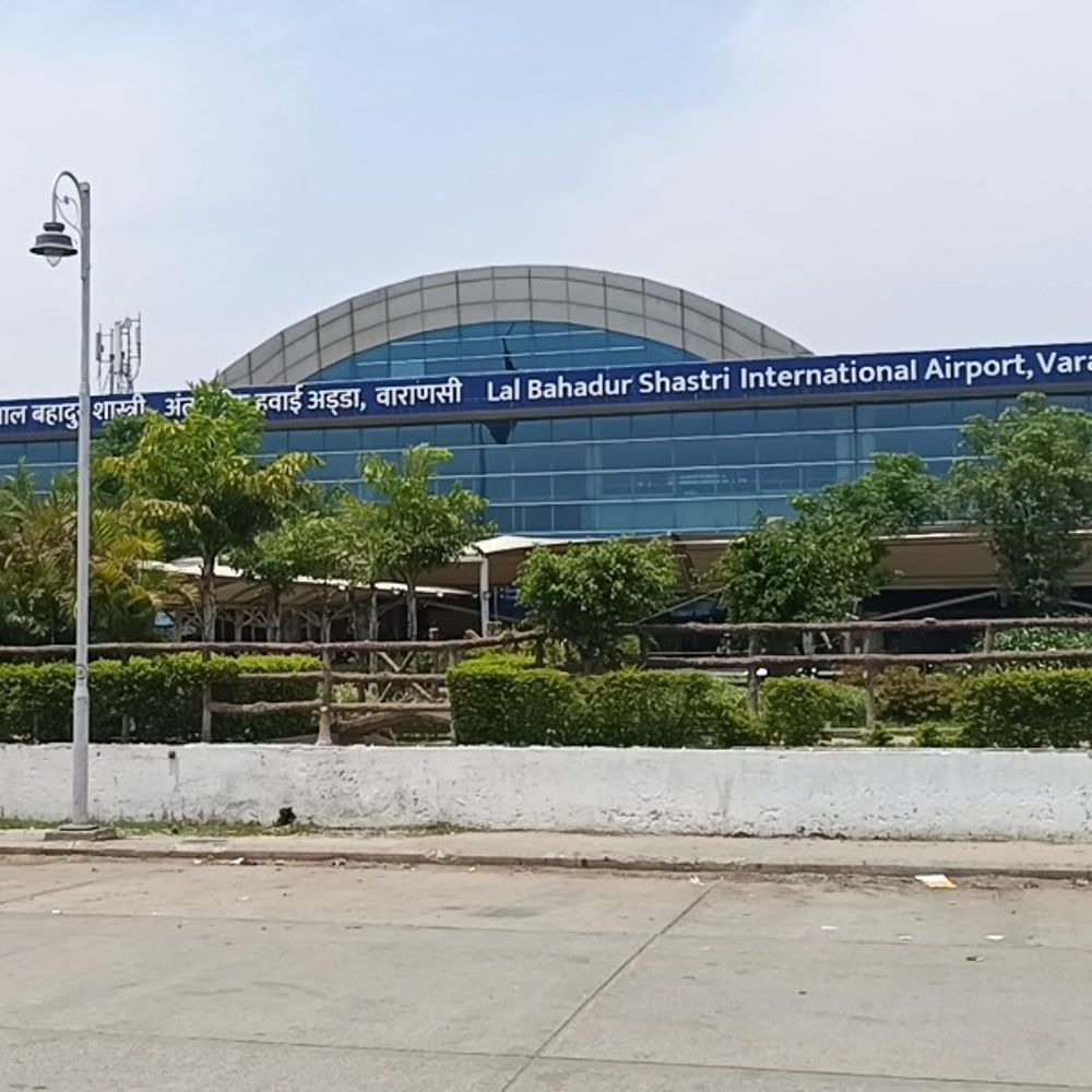 वाराणसी एयरपोर्ट पर बुर्का पहने हिंदू युवती पकड़ी:मुस्लिम युवक के साथ मुंबई जा रही थी, जांच के दौरान सीआईएसएफ ने पकड़ा