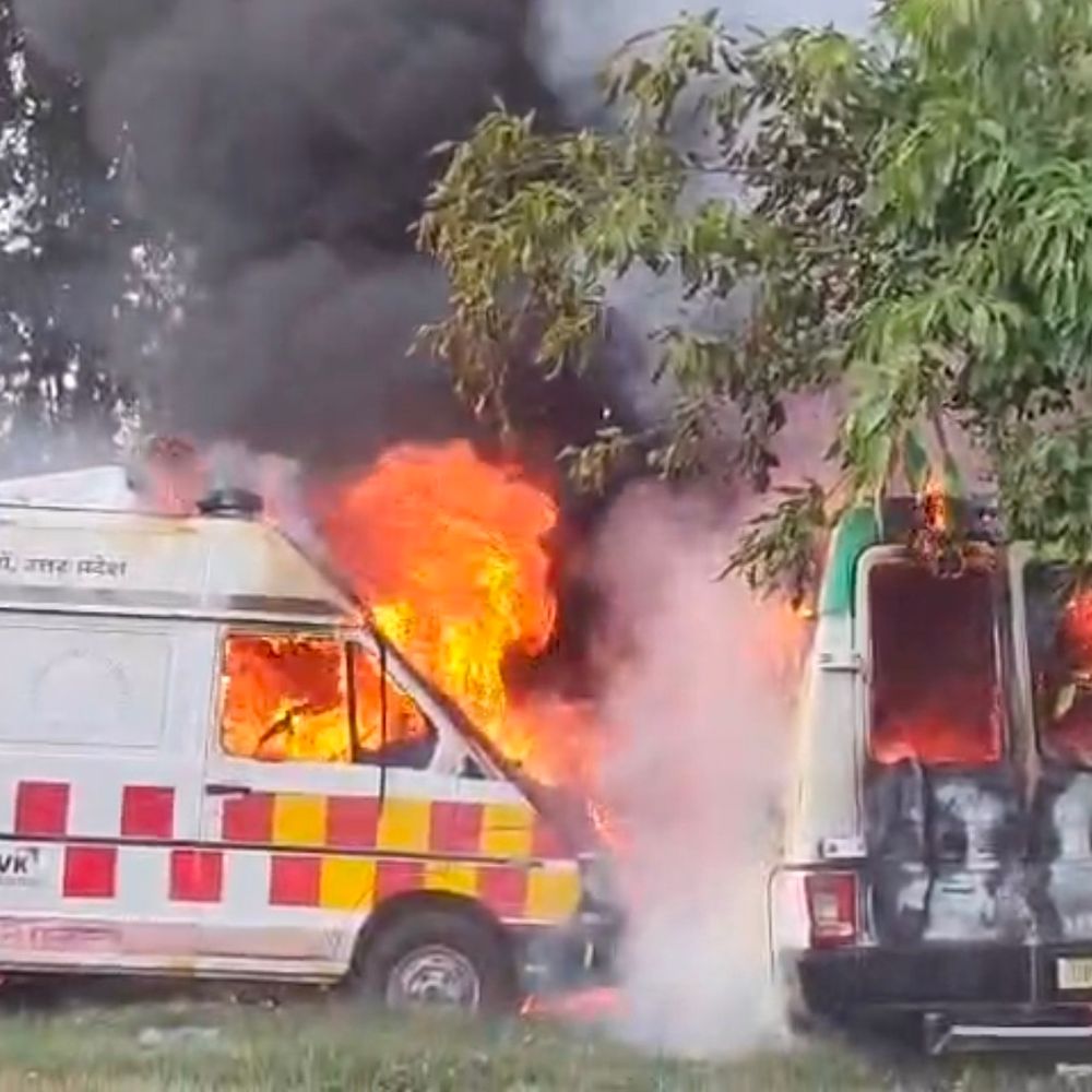 बाराबंकी की जैदपुर सीएचसी में 13 एंबुलेंस जलकर राख:परिसर में खड़ी पुरानी गाड़ियों में लगी भीषण आग