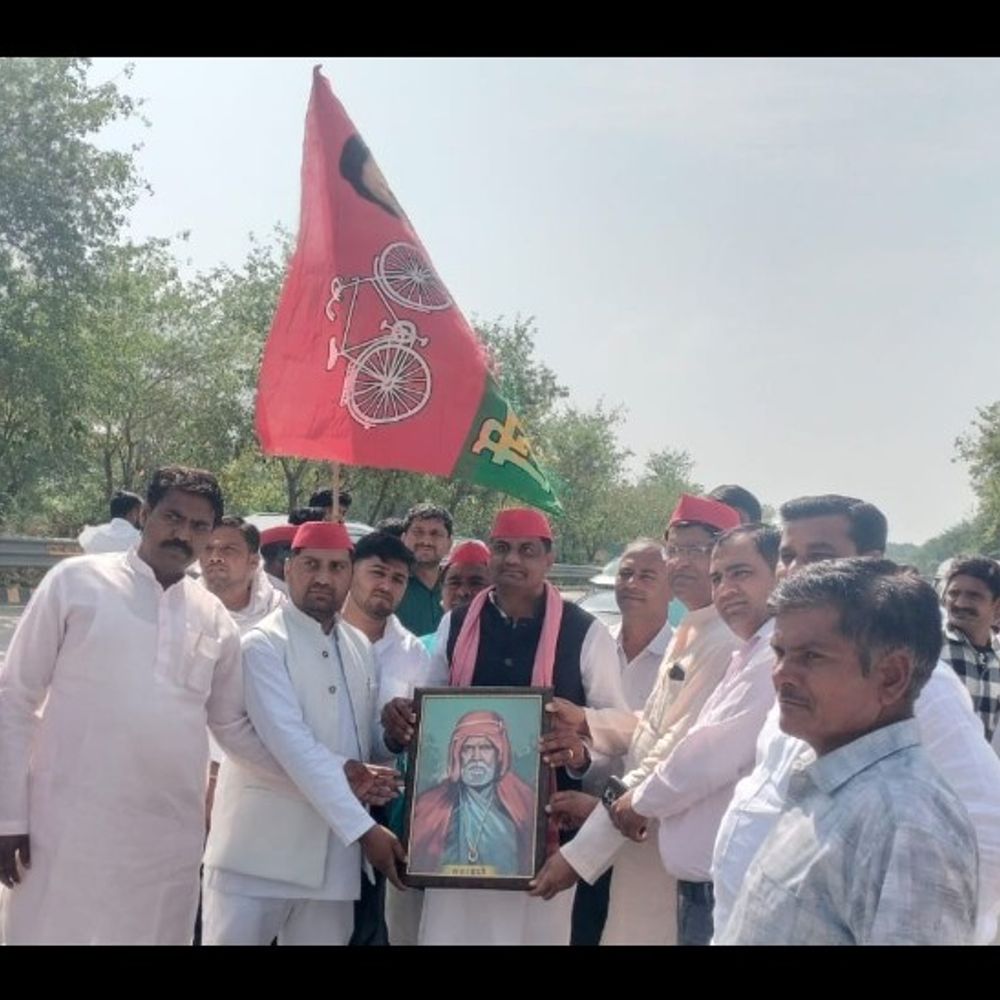 सपा कार्यकर्ता अखिलेश यादव की रैली में शामिल हुए:हाथरस से दादरी पहुंचे पदाधिकारी और कार्यकर्ता, पार्टी के समर्थन में नारे लगाए