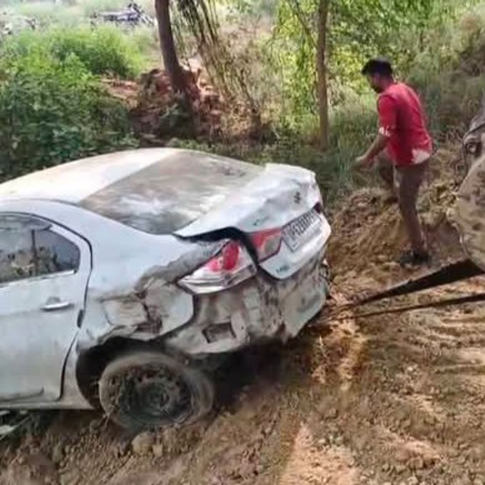 बिजली विभाग के SSO की कार गड्ढे में गिरी:रामपुर में स्टेयरिंग फेल होने से हादसा, ग्रामीणों ने घायलों को बाहर निकाला