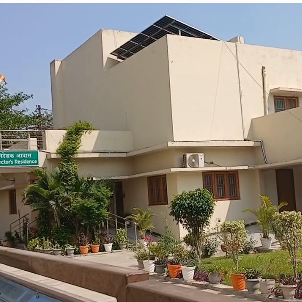 पूर्व प्राचार्य का मेडिकल कॉलेज आवास पर कब्जे का आरोप:पूर्व प्राचार्य का लखनऊ में अटैचमेंट, आवास पर ताला और सुरक्षा कर्मियों की तैनाती पर लाखों का खर्च