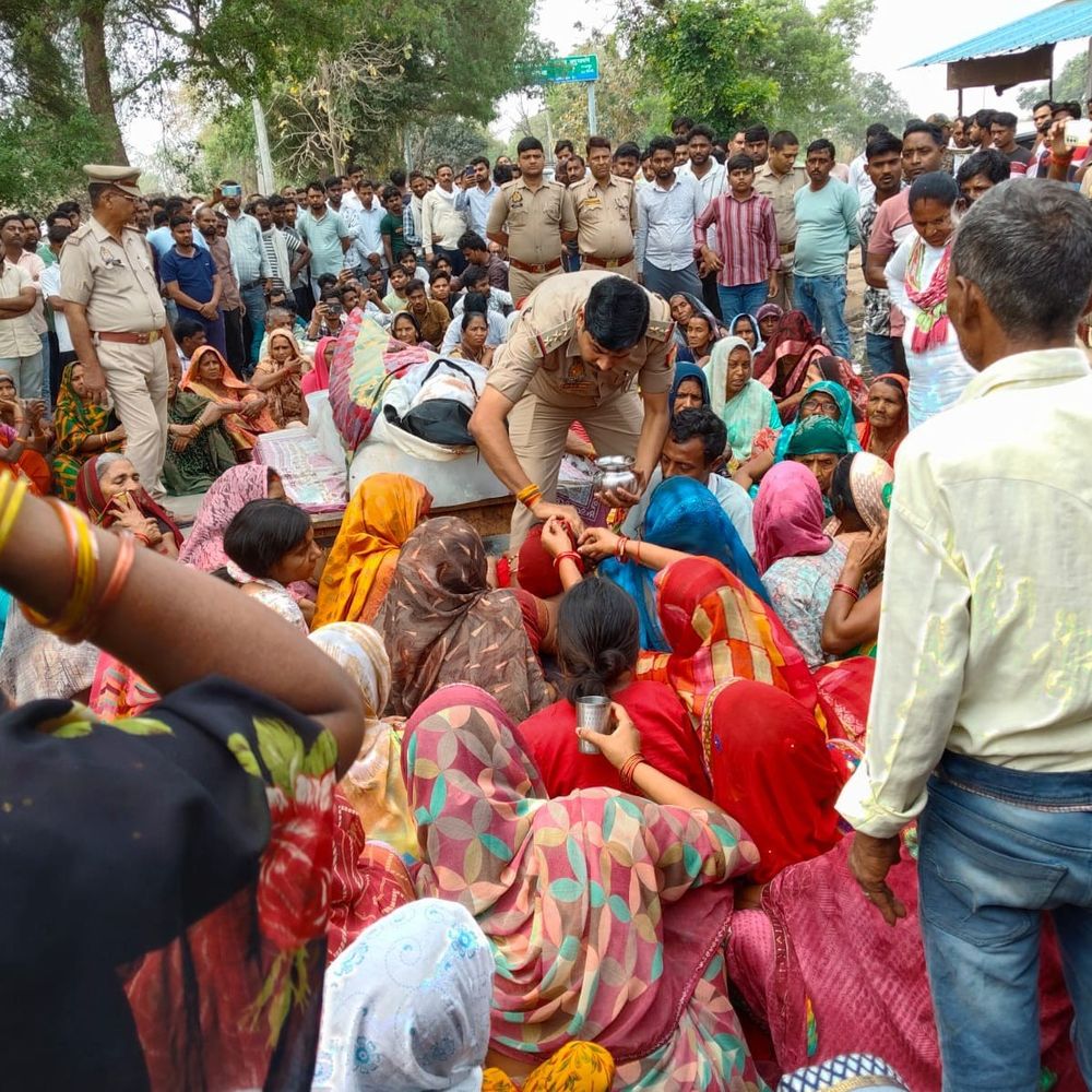 पूर्व प्रधानपति का शव रखकर परिजनों ने किया चक्काजाम:कौशांबी में गोली मारकर हुई थी हत्या, एक घंटे तक चला हंगामा