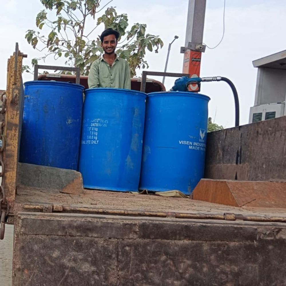 कन्नौज में ड्रमों में बिक रहा डीजल, एक पंप बंद:जमाखोरी की आशंका, प्रशासन ने दिए सख्त निर्देश