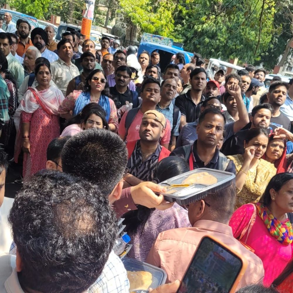 जिगीषा सोसाइटी ने PCS मेंस अभ्यर्थियों को दिया निःशुल्क भोजन:दूर-दराज से लखनऊ आए छात्रों को मिली राहत