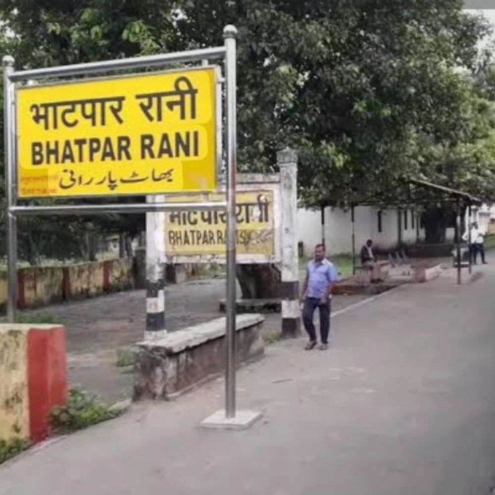 देवरिया में ट्रेन से नीलगाय टकराई:डाउन ट्रैक दो घंटे बाधित, यात्रियों को हुई परेशानी