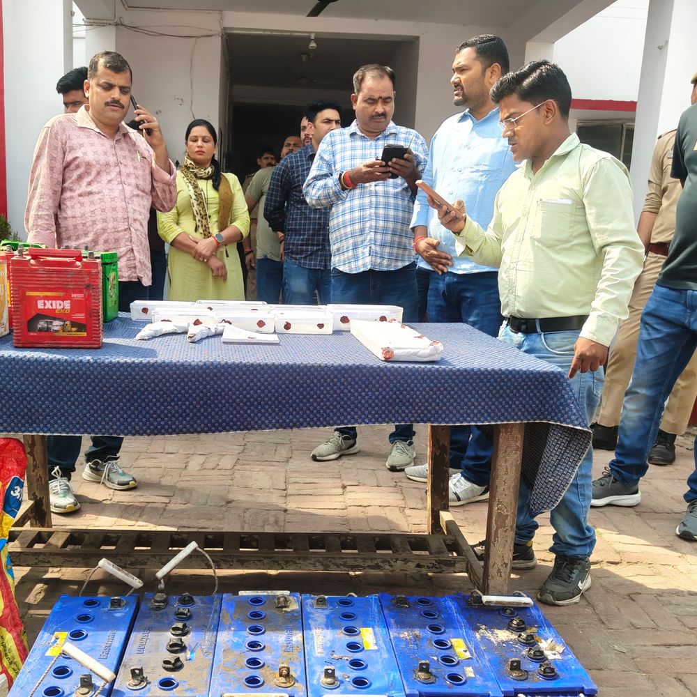 सीतापुर में अंतर्जनपदीय कार-बैटरी चोर गिरोह का पर्दाफाश:4 बदमाश गिरफ्तार, चोरी की कार समेत 12 बैटरियां बरामद, फर्जी नंबर प्लेट लगाते थे