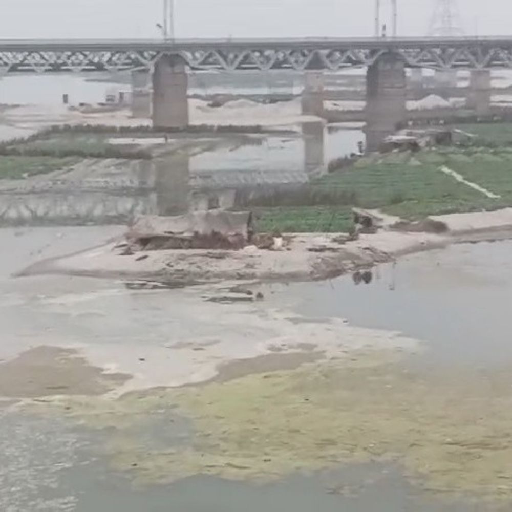 गंगा में जलस्तर वृद्धि, किसानों की फसलें डूबीं:उन्नाव में गंगाघाट क्षेत्र में लाखों का नुकसान; किसानों ने मुआवजे की मांग की