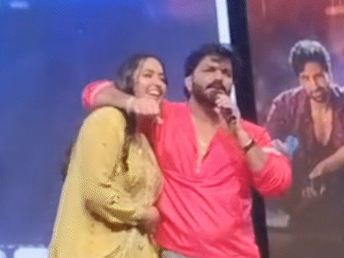 स्टेज पर पवन सिंह ने काजल राघवानी को गले लगाया:फूल देकर गाना गाया- सांवर ना गोर बाड़ू हो; एक्ट्रेस ने कहा था- खेसारी ने धोखा दिया