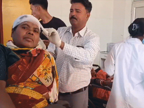 गुमला में ओवरटेक करने के दौरान हादसा:  बस की चपेट में आया ऑटो; 9 लोग घायल, सभी का सदर अस्पताल में चल रहा इलाज – Gumla News