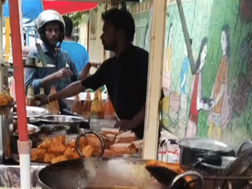 बेगूसराय के फुटपाथी दुकानों तक युद्ध की मार:कमर्शियल सिलेंडर नहीं मिल रहा, दुकानदार कोयले के चूल्हे पर लौटे, कहा- मेहनत ज्यादा लग रही