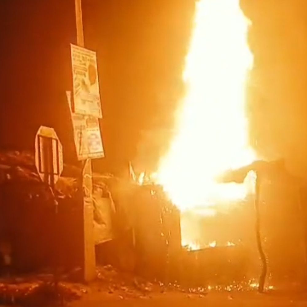 सजेती में उधारी विवाद, गुमटी में आग लगाने का आरोप:दबंगों पर मारपीट और गुमटी जलाने का आरोप, पुलिस जांच में जुटी