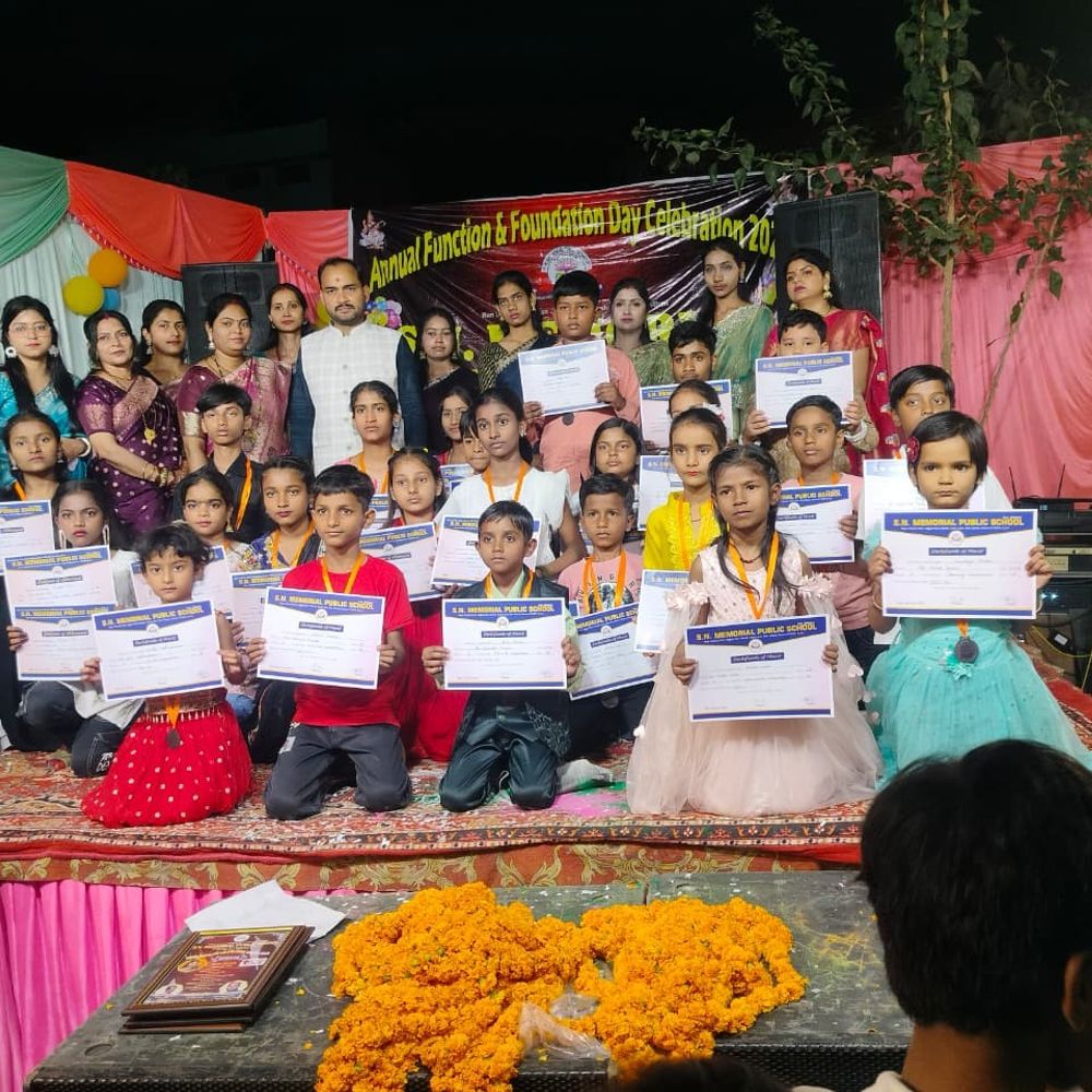 देवरिया के निजी स्कूल का वार्षिकोत्सव:स्थापना दिवस पर सांस्कृतिक कार्यक्रम, मेधावी छात्र सम्मानित