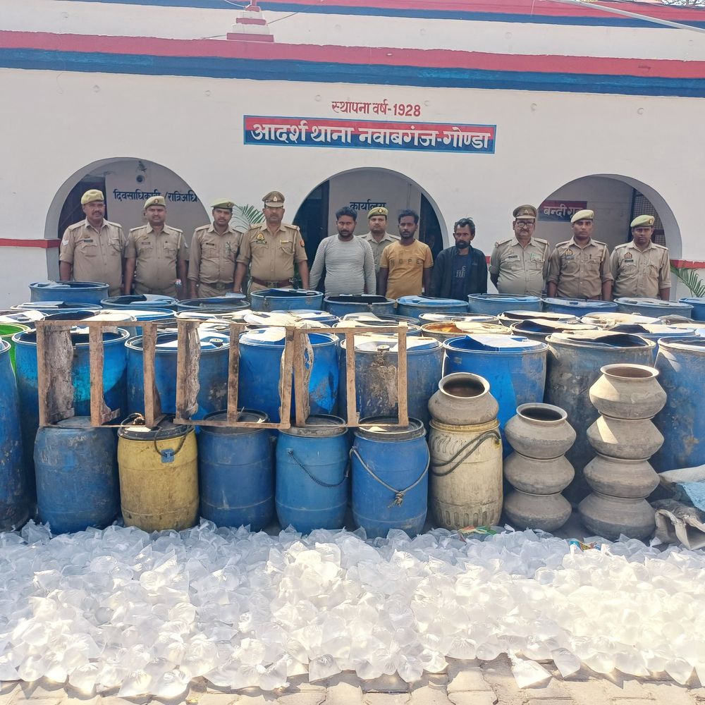 गोंडा में अवैध कच्ची शराब बनाने वाले फैक्ट्री का खुलासा:सरयू नदी बीचो-बीच टापू पर बना रहे थे कच्ची शराब,1000 लीटर बरामद