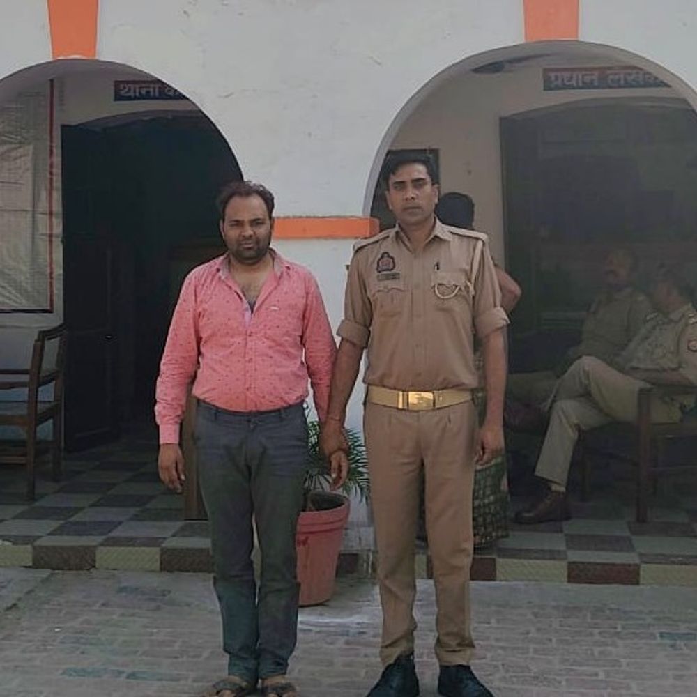 संभल में गोलीकांड: एक आरोपी गिरफ्तार, मास्टरफाइंड फरार:दुकान के 25 साल पुराने विवाद में शटर लगाने पर हुआ था झगड़ा, दो भाई नामजद