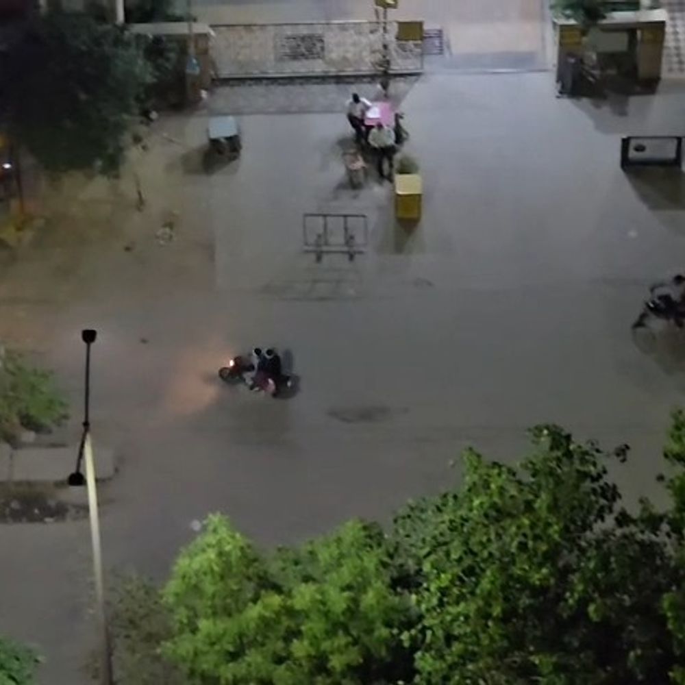 ग्रेटर नोएडा में बुलेट साइलेंसर से पटाखे फोड़ने से दहशत:लोगों ने पुलिस से की शिकायत, कार्रवाई की मांग