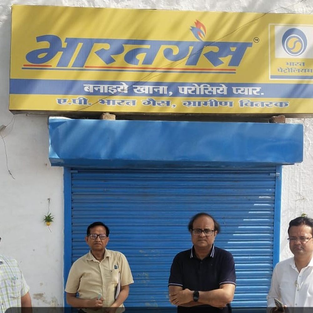 हाथरस में गैस एजेंसी बंद मिली:निरीक्षण के दौरान गोदाम और कार्यालय पर लटका था ताला, एजेंसी संचालक को कारण बताओ नोटिस जारी