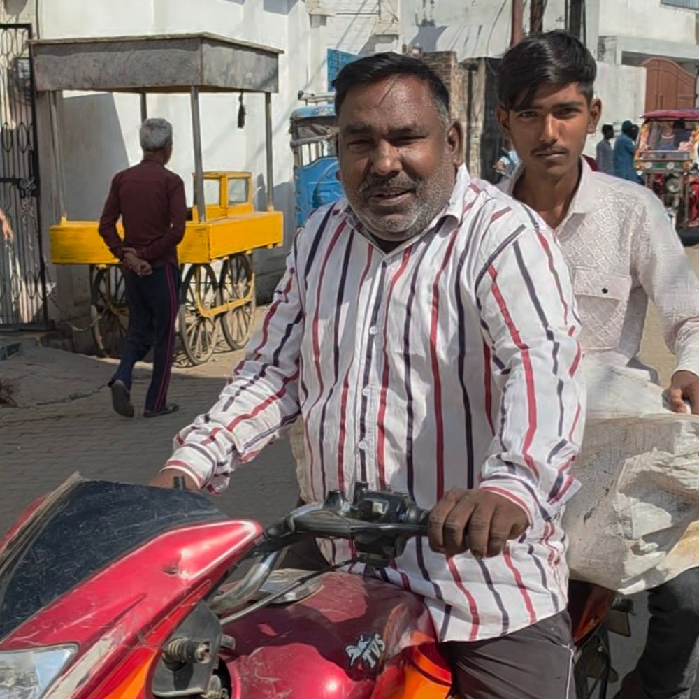 संभल में बुकिंग के बाद भी नहीं मिल रहे सिलेंडर:एजेंसियों के चक्कर लगा रहे उपभोक्ता; हजारों की KYC अधूरी